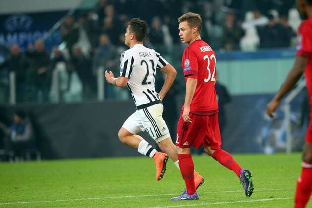 Turin Paulo Dybala ( Juventus FC ) Joshua Kimmich (FC Bayern Muenchen) nach dem 1:2, Juventus FC vs.FC Bayern Muenchen, Fussball, Champions League Achtelfinale, 23.02.2016, Copyright: Langer Eibner-Pressefoto EP_HLR