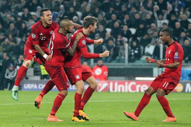 Turin Thiago Alcantara (FC Bayern Muenchen) Arturo Vidal (FC Bayern Meunchen) Thomas Mueller (FC Bayern Muenchen) Douglas Costa (FC Bayern Muenchen) Jubel nach dem 0:1, Juventus FC vs.FC Bayern Muenchen, Fussball, Champions League Achtelfinale, 23.02.2016, Copyright: Langer Eibner-Pressefoto EP_HLR