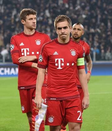 FUSSBALL CHAMPIONS LEAGUE SAISON 2015 2016 ACHTELFINAL HINSPIEL Juventus Turin - FC Bayern Muenchen 23.02.2016 Das Team des FC Bayern Muenchen stellt sich fuer das Teambild vor dem Spiel auf; Philipp Lahm (re) und Thomas Mueller 