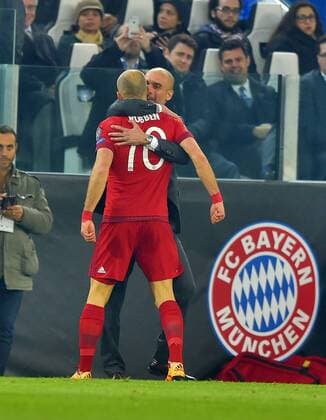 23.02.2016, Fussball Championsleague 2015 2016, Achtelfinale, Juventus Turin - FC Bayern München, in der Juventus Arena, Turin (Italien). v.l. Arjen Robben (FC Bayern München) und Trainer Pep Guardiola (FC Bayern München) jubeln 
