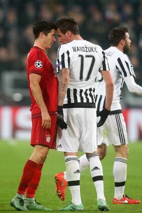 UEFA CHAMPIONS LEAGUE 1 8 FINAL MATCH IN TURIN: JUVENTUS FC - BAYERN MUNICH ROBERT LEWANDOWSKI MARIO MANDZUKIC  160223PYK0041