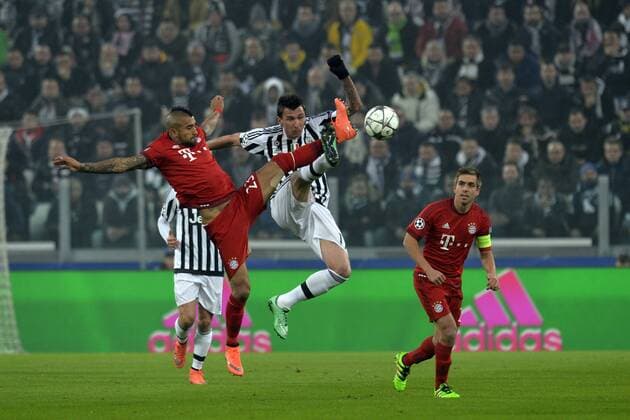23.02.2016. Turin, Italy. UEFA Champions League football. Juventus versus Bayern Munich. Arturo Vidal and Mario Mandzukic fight for the high ball xPierpaoloxPiciuccox  ActionPlus11710499