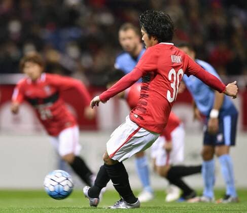 Fußball, AFC Champions League, Urawa Red Diamonds - Sydney FC Urawa Reds vs Sydney FC in ACL Group H Shinzo Koroki of Urawa Reds scores the team s second goal on a penalty kick during the second half of an Asian Champions League Group H game against Australia s Sydney FC in Saitama, near Tokyo, on Feb. 24, 2016. 