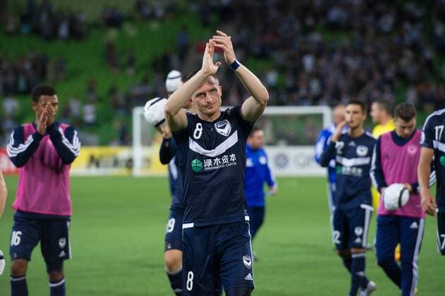 (160224) -- MELBOURNE, Feb. 24, 2016 -- Besart Berisha (C) of Melbourne Victory greets the spectators with teammates after their Group G first round match against Shanghai SIPG at the 2016 AFC Champions League at Melbourne Rectangle Stadium in Melbourne, Australia, Feb. 24, 2016. Melbourne Victory won by 2-1. ) (SP)AUSTRALIA-MELBOURNE-AFC CHAMPIONS LEAGUE 2016-GROUP G-MELBOURNE VICTORY VS SHANGHAI SIPG BaixXue 