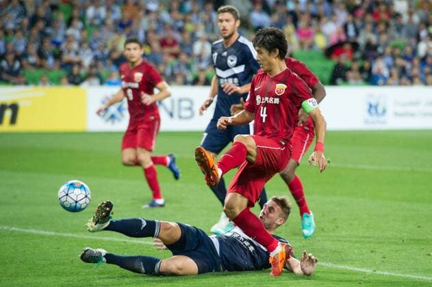 (160224) -- MELBOURNE, Feb. 24, 2016 -- Wang Shenchao (front) of Shanghai SIPG vies for the ball during the Group G first round match against Melbourne Victory at the 2016 AFC Champions League at Melbourne Rectangle Stadium in Melbourne, Australia, Feb. 24, 2016. Melbourne Victory won by 2-1. ) (SP)AUSTRALIA-MELBOURNE-AFC CHAMPIONS LEAGUE 2016-GROUP G-MELBOURNE VICTORY VS SHANGHAI SIPG BaixXue 