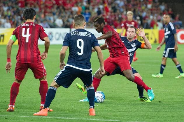 (160224) -- MELBOURNE, Feb. 24, 2016 -- Asamoah Gyan (3rd L) of Shanghai SIPG vies for the ball during the Group G first round match against Melbourne Victory at the 2016 AFC Champions League at Melbourne Rectangle Stadium in Melbourne, Australia, Feb. 24, 2016. Melbourne Victory won by 2-1. ) (SP)AUSTRALIA-MELBOURNE-AFC CHAMPIONS LEAGUE 2016-GROUP G-MELBOURNE VICTORY VS SHANGHAI SIPG BaixXue 