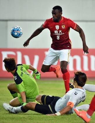 (160224) -- GUANGZHOU, Feb. 24, 2016 -- Jackson Martinez (Top) of Guangzhou Evergrande tries to score during the Group H first round match between China s Guangzhou Evergrande and South Korea s Pohang Steelers at the 2016 AFC Championships League at Guangzhou Tianhe Center in Guangzhou, capital of south China s Guangdong Province, Feb. 24, 2016. The match ended in a 0-0 draw. ) (SP)CHINA-GUANGZHOU-AFC CHAMPIONSHIPS LEAGUE 2016-GROUP H-GUANGZHOU EVERGRANDE VS POHANG STEELERS LiuxDawei 