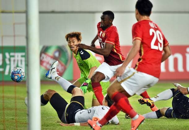 (160224) -- GUANGZHOU, Feb. 24, 2016 -- Jackson Martinez (C) of Guangzhou Evergrande tries to score during the Group H first round match between China s Guangzhou Evergrande and South Korea s Pohang Steelers at the 2016 AFC Championships League at Guangzhou Tianhe Center in Guangzhou, capital of south China s Guangdong Province, Feb. 24, 2016. The match ended in a 0-0 draw. ) (SP)CHINA-GUANGZHOU-AFC CHAMPIONSHIPS LEAGUE 2016-GROUP H-GUANGZHOU EVERGRANDE VS POHANG STEELERS LiuxDawei 