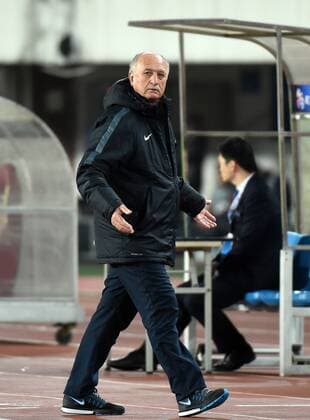 (160224) -- GUANGZHOU, Feb. 24, 2016 -- Luiz Felipe Scolari, coach of Guangzhou Evergrande, reacts during the Group H first round match between China s Guangzhou Evergrande and South Korea s Pohang Steelers at the 2016 AFC Championships League at Guangzhou Tianhe Center in Guangzhou, capital of south China s Guangdong Province, Feb. 24, 2016. The match ended in a 0-0 draw. ) (SP)CHINA-GUANGZHOU-AFC CHAMPIONSHIPS LEAGUE 2016-GROUP H-GUANGZHOU EVERGRANDE VS POHANG STEELERS LiuxDawei 