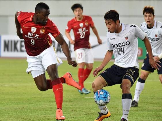 (160224) -- GUANGZHOU, Feb. 24, 2016 -- Jackson Martinez (L) of China s Guangzhou Evergrande vies with Bae Seulgi of South Korea s Pohang Steelers during their Group H first round match at the 2016 AFC Championships League at Guangzhou Tianhe Center in Guangzhou, capital of south China s Guangdong Province, Feb. 24, 2016. The match ended in a 0-0 draw. ) (SP)CHINA-GUANGZHOU-AFC CHAMPIONSHIPS LEAGUE 2016-GROUP H-GUANGZHOU EVERGRANDE VS POHANG STEELERS LiuxDawei 