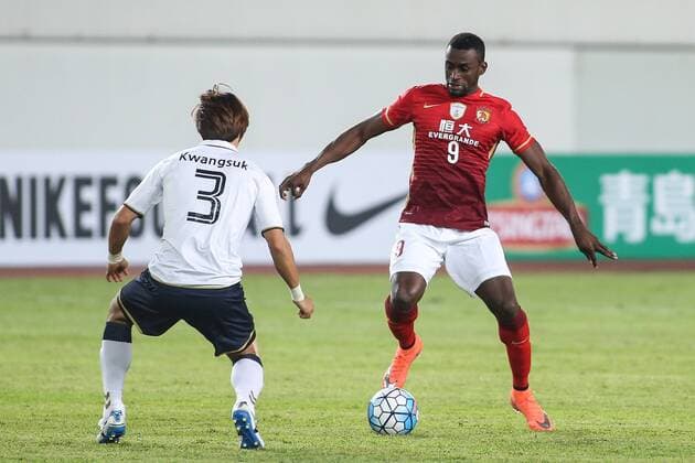 GUANGZHOU, CHINA - FEBRUARY 24: (CHINA OUT) Jackson Martinez 9 of Guangzhou Evergrande and Kim Kwang-suk 3 of Pohang Steelers compete for the ball during the AFC Champions League Group H match between Guangzhou Evergrande and Pohang Steelers at Tianhe Center on February 24, 2016 in Guangzhou, China.  CFP480110908 