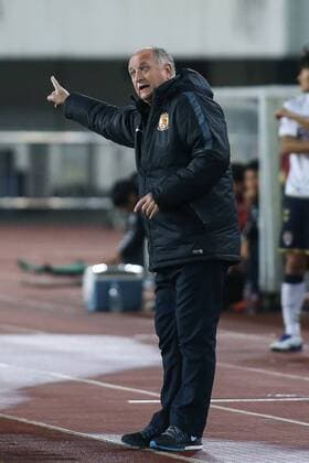 GUANGZHOU, CHINA - FEBRUARY 24: (CHINA OUT) Luiz Felipe Scolari, head coach of Guangzhou Evergrande, speaks to his players during the AFC Champions League Group H match between Guangzhou Evergrande and Pohang Steelers at Tianhe Center on February 24, 2016 in Guangzhou, China.  CFP480113401 