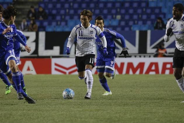 Feb. 24, 2016 - Suwon, Gyeonggi, South Korea - Cho Won Hee of Suwon Samsung Bluewings FC and Kurata Shu of Gamba Osaka action during an AFC Champaions League Suwon Samsung Bluewings FC v Gamba Osaka match at World Cup Stadium in Suwon, South Korea. Match Score 0-0. AFC Chmapions League_Suwon Samsung Bluewings FC v vGamba Osaka - ZUMAs168