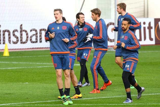 Leverkusen Lars Bender ( 8, Bayer 04 Leverkusen) mit Robbie Kruse ( 27, Bayer 04 Leverkusen), Stefan Kiessling ( 11, Bayer 04 Leverkusen), Christoph Kramer ( 23, Bayer 04 Leverkusen) und Karim Bellarabi ( 38, Bayer 04 Leverkusen), PK und Training, Bayer 04 Leverkusen - Sporting Lissabon, Fussball, Europa League, 24.02.2016, Copyright: Deutzmann Eibner-Pressefoto EP_CDN
