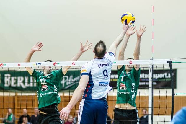Angriff Falko Steinke (SVG 9) gegen Block Daniel Heinecke (Netzhoppers 12) und Matthias Penk (Netzhoppers 1) GER, Königs Wusterhausen Bestensee, Volleyball, Bundesliga, Spieltag, DVL, Saison 2015 2016, 24.02.2016, Landkost-Arena, Netzhoppers KW Bestensee - SVG Lüneburg, Netzhoppers KW
