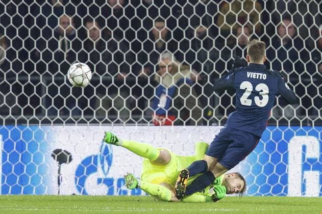 (L-R) goalkeeper Jeroen Zoet of PSV, Luciano Vietto of Club Atletico de Madrid during the UEFA Champions League Round of 16, First leg match between PSV Eindhoven and Atletico Madrid on February 24, 2016 at the Philips stadium in Eindhoven, The Netherlands. PSV v Atletico Madrid UEFA Champions League 2015 2016 xVIxxIVx 5036861
