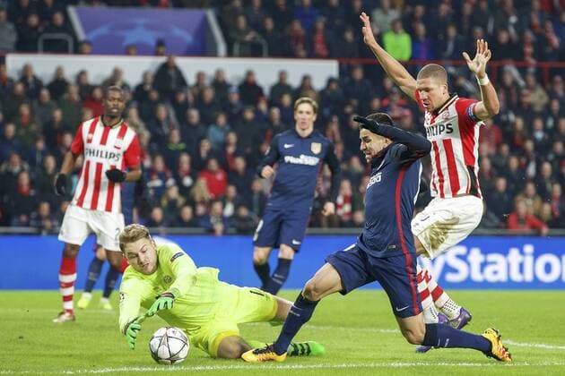 (L-R) goalkeeper Jeroen Zoet of PSV, Angel Correa of Club Atletico de Madrid, Jeffrey Bruma of PSV during the UEFA Champions League Round of 16, First leg match between PSV Eindhoven and Atletico Madrid on February 24, 2016 at the Philips stadium in Eindhoven, The Netherlands. PSV v Atletico Madrid UEFA Champions League 2015 2016 xVIxxIVx 5037542