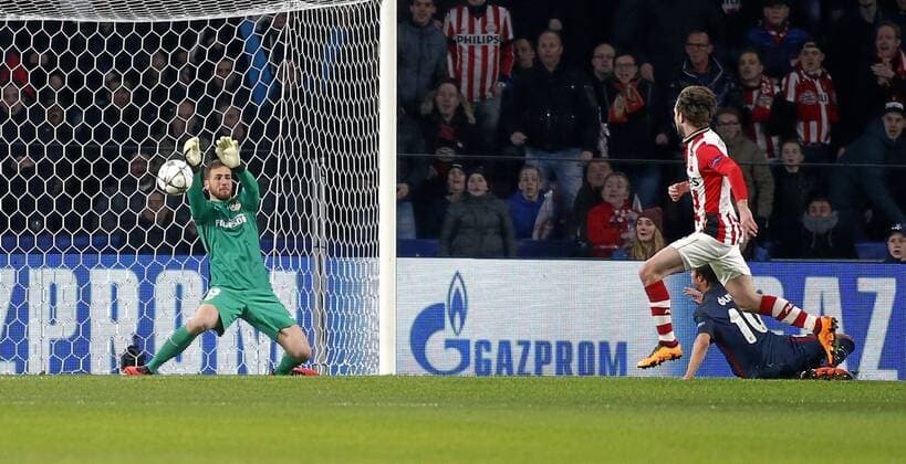 1 8 round of the Champions League played between PSV Eindhoven and Atletico Madrid. In this picture, Oblak saves a Van Ginkel shot. xJosexA.xGarciax 