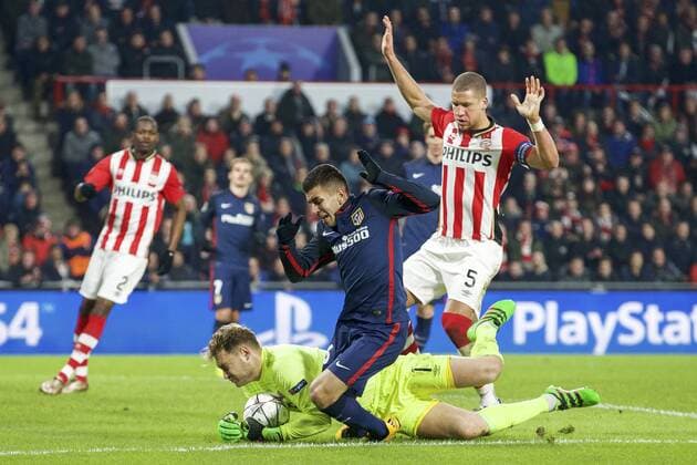 Fußball, Champions League, PSV Eindhoven - Atletico Madrid (L-R) goalkeeper Jeroen Zoet of PSV, Angel Correa of Club Atletico de Madrid, Jeffrey Bruma of PSV during the UEFA Champions League Round of 16, First leg match between PSV Eindhoven and Atletico Madrid on February 24, 2016 at the Philips stadium in Eindhoven, The Netherlands. PSV v Atletico Madrid UEFA Champions League 2015 2016 xVIxxIVx 5037991