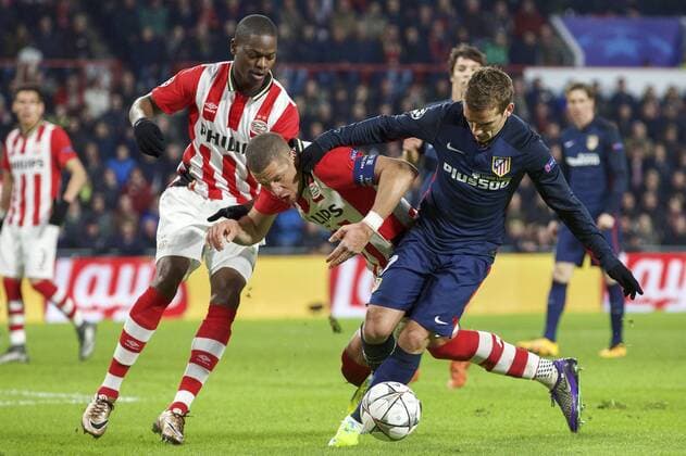 Fußball, Champions League, PSV Eindhoven - Atletico Madrid (L-R) Nicolas Isimat-Mirin of PSV, Jeffrey Bruma of PSV, Antoine Griezmann of Club Atletico de Madrid during the UEFA Champions League Round of 16, First leg match between PSV Eindhoven and Atletico Madrid on February 24, 2016 at the Philips stadium in Eindhoven, The Netherlands. PSV v Atletico Madrid UEFA Champions League 2015 2016 xVIxxIVx 5037999