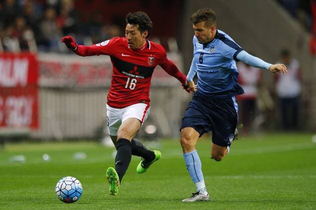 Fußball, AFC Champions League, Urawa Red Diamonds - Sydney FC (L-R) Takuya Aoki (Reds), Milos Dimitrijevic (Sydney), FEBRUARY 24, 2016 - Football Soccer : 2016 AFC Champions League Group H match between Urawa Red Diamonds 2-0 Sydney FC at Saitama Stadium 2002 in Saitama, Japan. Noxthirdxpartyxsales  (qdwa045268)