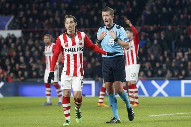 Fußball, Champions League, PSV Eindhoven - Atletico Madrid (L-R), Andres Guardado of PSV, Referee Daniele Orsato during the UEFA Champions League Round of 16, First leg match between PSV Eindhoven and Atletico Madrid on February 24, 2016 at the Philips stadium in Eindhoven, The Netherlands. PSV v Atletico Madrid UEFA Champions League 2015 2016 xVIxJeroenxPutmansxIVx 5038104