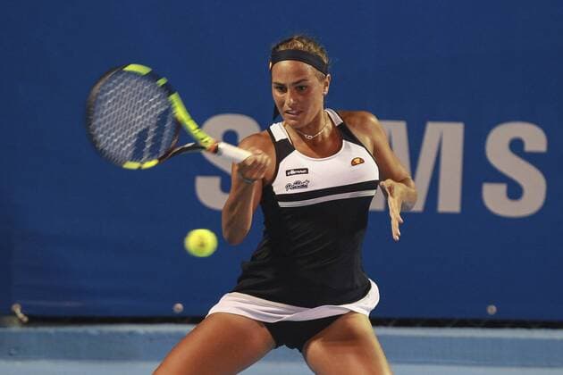 Puerto Rican tennis player Monica Puig returns the ball to Belgian Yanina Wickmayer during their third round match of the Mexican Open tennis tournament in Acapulco, Mexico, 24 February 2016. Monica Puig vs Yanina Wickmayer !ACHTUNG: NUR REDAKTIONELLE NUTZUNG!  20160225-635919864297582044
