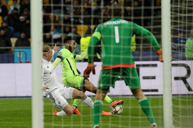 Fußball, Champions League, Dynamo Kiew - Manchester City Players Vida (Dynamo) and Raheem Sterling (Manchester City) during the match of the Round of 16 of the UEFA Champions League between Dynamo Kyiv and Manchester City Kyiv  Copyright: RatynskyixViacheslav 448389