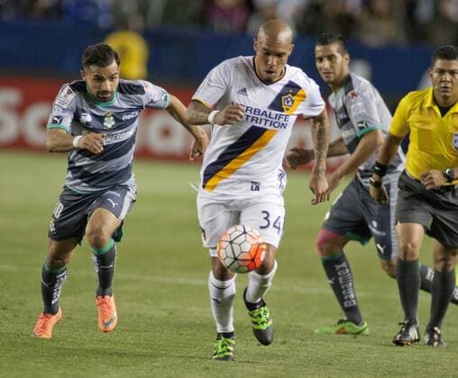 Fußball, CONCACAF Champions League, Los Angeles Galaxy - Santos Laguna Feb. 24, 2016 - Carson, California, U.S - Nigel De Jong 34 of Los Angeles Galaxy with the ball during the CONCACAF Champions League match between Santos Laguna and Los Angeles Galaxy at the StubHub Center on Wednesday February 24, 2016 in Carson, California. The final score was 0-0. LA Galaxy ties with Santos Laguna, 0-0 - ZUMAp124