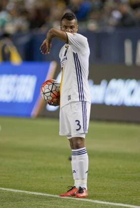 Fußball, CONCACAF Champions League, Los Angeles Galaxy - Santos Laguna Feb. 24, 2016 - Carson, California, U.S - Ashley Cole 3 of Los Angeles Galaxy gets ready to for a throw in during the CONCACAF Champions League match between Santos Laguna and Los Angeles Galaxy at the StubHub Center on Wednesday February 24, 2016 in Carson, California. The final score was 0-0. LA Galaxy ties with Santos Laguna, 0-0 - ZUMAp124