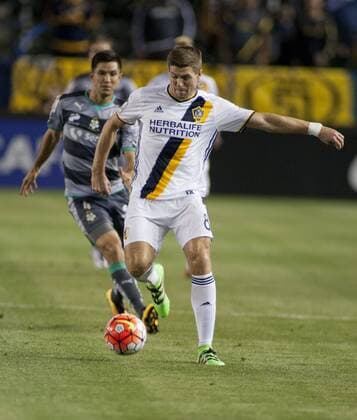 Fußball, CONCACAF Champions League, Los Angeles Galaxy - Santos Laguna Feb. 24, 2016 - Carson, California, U.S - Steven Gerrard 8 of Los Angeles Galaxy with the ball during the CONCACAF Champions League match between Santos Laguna and Los Angeles Galaxy at the StubHub Center on Wednesday February 24, 2016 in Carson, California. The final score was 0-0. LA Galaxy ties with Santos Laguna, 0-0 - ZUMAp124