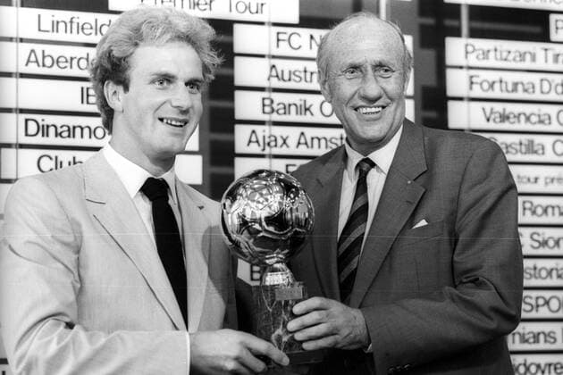 Karl-Heinz Rummenigge erhält in Zürich von Helmut Schön (beide BR Deutschland) den Goldenen Ball für den besten Spieler der Europameisterschaft 1980