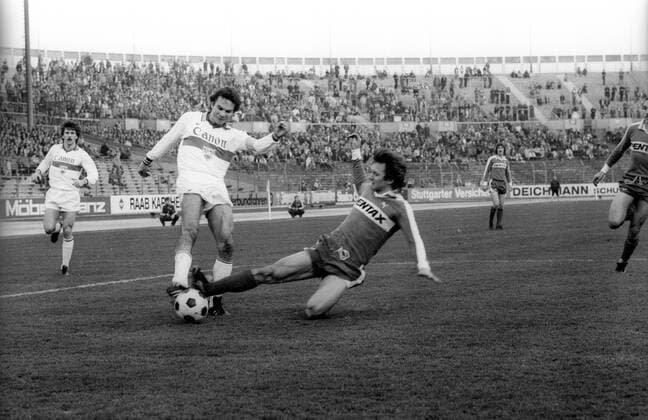 VfB Stuttgart - SV Werder Bremen: Hermann Ohlicher (li., Stuttgart) im Duell