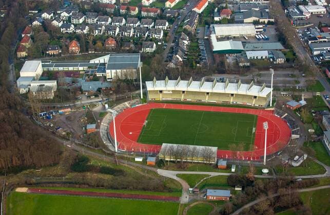 Fußball, Stadiongeschichte SG Wattenscheid 09 Luftbild, Olympiastützpunkt mit Sporthallen und Internatsgebäude, Trainingsgelände neben dem Lohrheidestadion, Bochum, Wattenscheid, Ruhrgebiet,, Nordrhein-Westfalen, Deutschland !ACHTUNGxMINDESTHONORARx60xEURO!