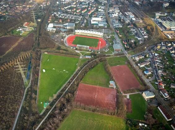 Fußball, Stadiongeschichte SG Wattenscheid 09 Luftbild, Olympiastützpunkt mit Sporthallen und Internatsgebäude, Trainingsgelände neben dem Lohrheidestadion, Bochum, Wattenscheid, Ruhrgebiet,, Nordrhein-Westfalen, Deutschland !ACHTUNGxMINDESTHONORARx60xEURO!