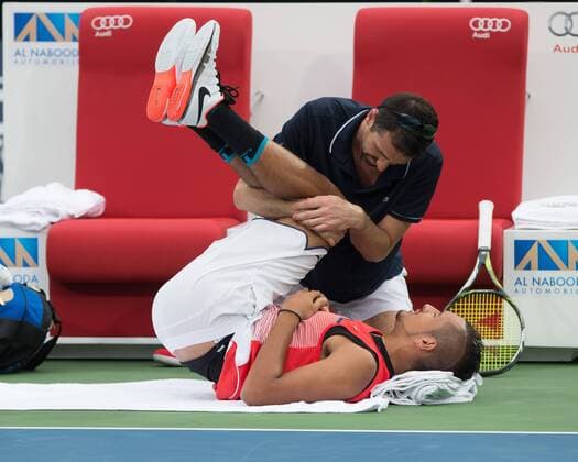 Nick Kyrgios (AUS) liegt auf dem Boden und wird vom Physiotherapeuten behandelt,Verletzung Tennis - Dubai Duty Free Tennis Championships - ATP Tennis Herren - - Dubai - - United Arab Emirates - 26 February 2016. Â
