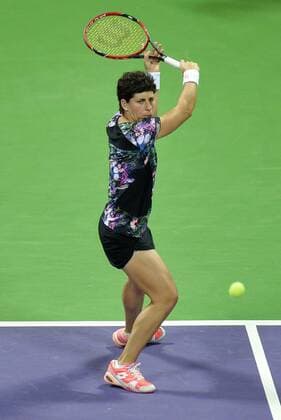 (160227) -- DOHA, Feb. 26, 2016 -- Carla Suarez Navarro of Spain returns the ball during the women s singles semi-final match against Agnieszka Radwanska of Poland at the WTA Tennis Damen Qatar Total Open 2016 in Doha, Qatar Feb. 26, 2016. Carla Suraez Navarro won 2-0. ) (SP)QATAR-DOHA-TENNIS-WTA QATAR OPEN 2016 Nikku 