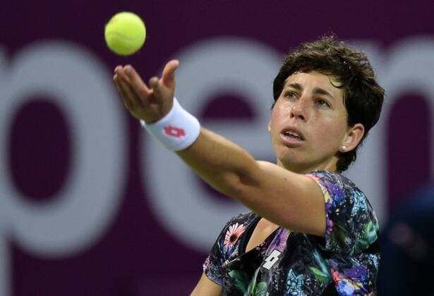 (160227) -- DOHA, Feb. 26, 2016 -- Carla Suarez Navarro of Spain serves the ball during the women s singles semi-final match against Agnieszka Radwanska of Poland at the WTA Tennis Damen Qatar Total Open 2016 in Doha, Qatar Feb. 26, 2016. Carla Suraez Navarro won 2-0. ) (SP)QATAR-DOHA-TENNIS-WTA QATAR OPEN 2016 Nikku 