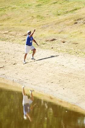 27.02.2016. Perth, Australia. ISPS HANDA Perth International Golf. An official throws Stuart Manley s ball back to him after finding it in the water during day three. xDavidxWoodleyx  ActionPlus11711527