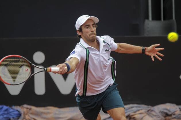 Uruguayan tennis player Pablo Cuevas in action against Serbian Dusan Lajovic during a Brazil Tennis Open semifinal match held in Sao Paulo, Brazil, 27 February 2016. EFE Sebastiao Moreria DUSAN LAJOVIC VS PABLO CUEVAS !ACHTUNG: NUR REDAKTIONELLE NUTZUNG!  BRA52 20160227-635922066201571396