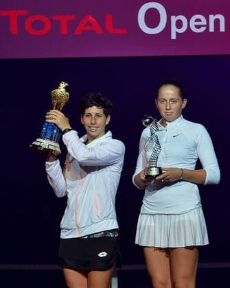 Carla Suarez Navarro (L) of Spain, the winner of the WTA Tennis Damen Qatar Open tennis tournament, poses next to her opponent Jelena Ostapenko of Latvia following the women s singles final of the WTA Qatar Total Open 2016 at the International Khalifa Tennis Complex Doha, Qatar February 27, 2016. Carla Suarez Navarro won 2-1 and claimed the title. ) (SP)QATAR-DOHA-TENNIS-WTA QATAR OPEN 2016 Nikku 