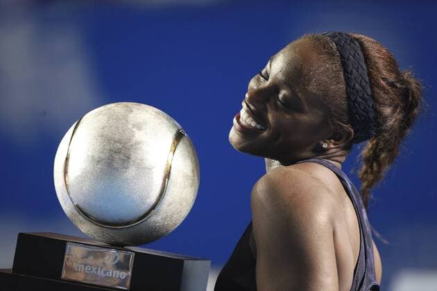 Bilder des Tages - SPORT Tennis, Sloane Stephens gewinnt WTA-Turnier in Acapulco Sloane Stephens celebrates her trophy after defeating Slovak Dominika Cibulkova in the Mexican Open tennis tournament final match in Acapulco, Mexico, 27 February 2016. WOMEN S FINAL: DOMINIKA CIBULKOVA VS. Sloane Stephens !ACHTUNG: NUR REDAKTIONELLE NUTZUNG!  MEX01 20160228-635922482741259662