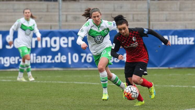 v.li.: Elise Bussaglia (Wolfsburg, 30), Lina Maria Magull (Freiburg, 16), Fussball, Allianz Frauen-Bundesliga, SC Freiburg - VfL Wolfsburg, xozx
