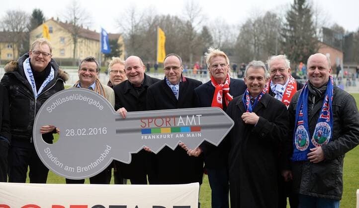 28.02.2016, xjhx, Fussball 1.Bundesliga Damen, 1.FFC Frankfurt - 1.FC Koeln, emspor, v.l. Schluesselübergabe des Stadion an Manager Siegfried Dietrich (1.FFC Frankfurt), Ob Peter Feldmann, RW Präsident Klauss,