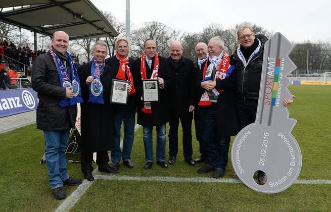 28.02.2016, xjhx, Fussball 1.Bundesliga Damen, 1.FFC Frankfurt - 1.FC Koeln, emspor, v.l. Schluesselübergabe des Stadion an Manager Siegfried Dietrich (1.FFC Frankfurt), Ob Peter Feldmann, RW Präsident Klauss,