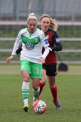 v.li.: Zsanett Jakabfi (Wolfsburg, 3), Sarah Puntigam (Freiburg, 18), Fussball, Allianz Frauen-Bundesliga, SC Freiburg - VfL Wolfsburg, xozx