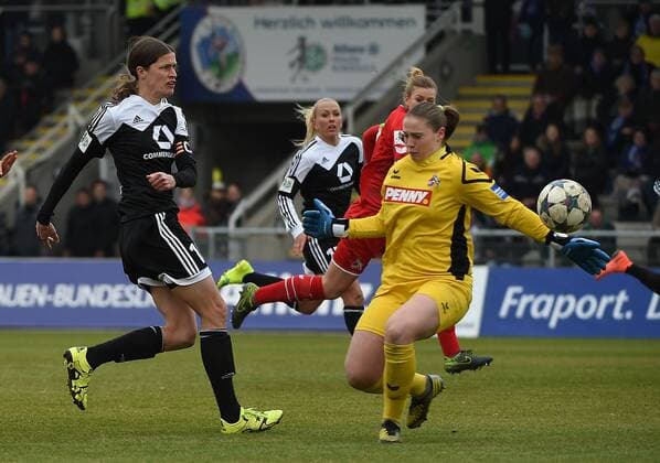 28.02.2016, xjhx, Fussball 1.Bundesliga Damen, 1.FFC Frankfurt - 1.FC Koeln, emspor, v.l. Kerstin Garefrekes (1.FFC Frankfurt), Laura Guiliani (1.FC Köln)
