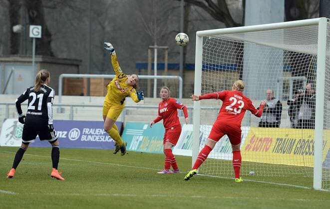 28.02.2016, xjhx, Fussball 1.Bundesliga Damen, 1.FFC Frankfurt - 1.FC Koeln, emspor, v.l. Mandy Islacker (1.FFC Frankfurt) Goal scored, Tor zum 2:0, Ana-Maria Crnogorcevic (1.FFC Frankfurt), Laura Guiliani (1.FC Köln), Lise Munk (1.FC Köln)