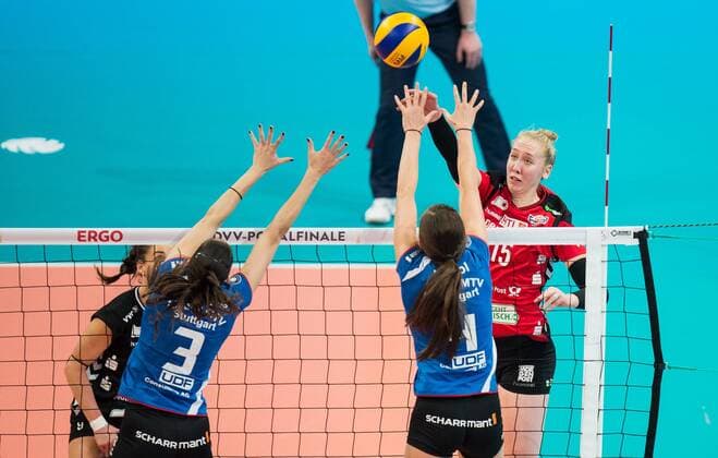 Mannheim, Deutschland, 28.02.2016: Volleyball DVV Pokalfinale 2016 - Finale der Frauen - Allianz MTV Stuttgart - Dresdner SC. Michelle Bartsch (Dresden 15) gegen den Block aus Micheli Tomazela Pissinato (Stuttgart 3) und Valerie Nichol (Stuttgart 4)