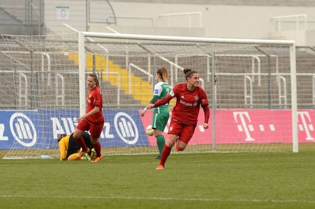 v.li.: Melanie Behringer (FC Bayern München, FCB, 7) nicht im Bild, not pictured Torschützin zum 1:0, scores the goal, Tor, Goal, Torerfolg, Action, Aktion Jennifer Martens (Torwart, Bremen, 22) kann den Ball nicht halten Vivianne Miedema (FC Bayern München, FCB, 10) Veronica Boquete Giadans (FC Bayern München , 4) Jubel, Torjubel, Torerfolg, celebrate the goal, goal, celebration, Jubel ueber das Tor zum 1:0 durch Melanie Behringer (FC Bayern München, FCB, 7) , optimistisch, Action, Aktion Lisa-Marie Scholz (Bremen, 7) enttäuscht schauend, Enttäuschung, Frustration, disappointed, pessimistisch, Fussball, Allianz Frauen-Bundesliga, FC Bayern München - SV Werder Bremen, xslx